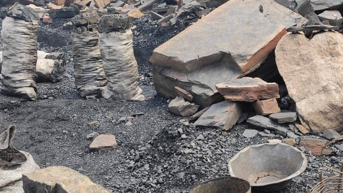 अवैध उत्खनन के दौरान चट्टान गिरने से एक की मौ"त, शव लेकर भागे गए ग्रामीण