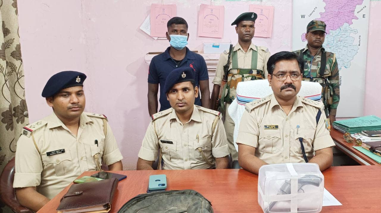 पीएलएफआई उग्रवादी भीखा उरांव  देसी रिवाल्वर के साथ गिरफ्तार 