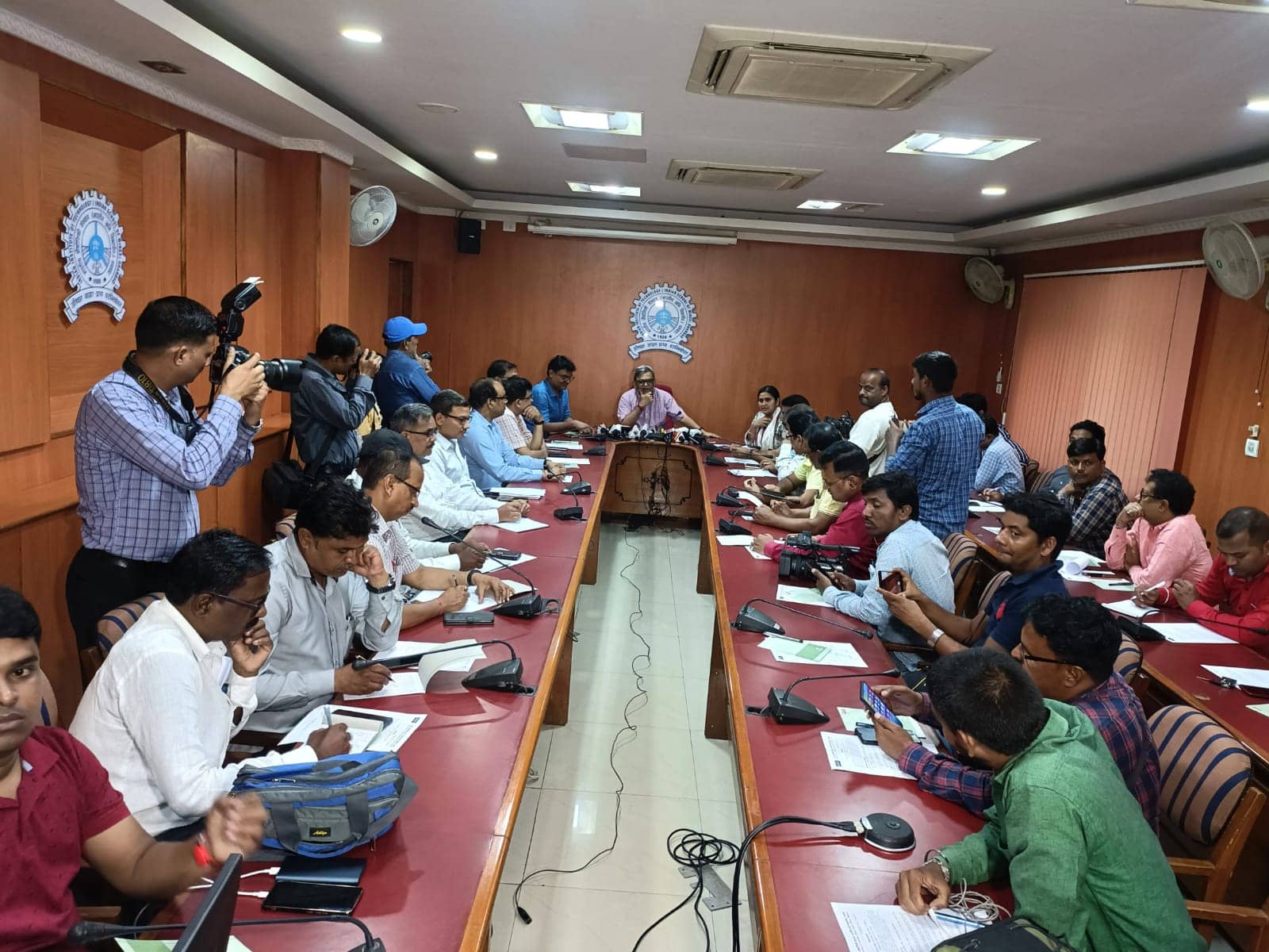 कोयलांचल में भूमिगत आग बुझाने के लिए  कई प्रयास जारी, जल्द होंगे सफल , IIT (ISM) निदेशक ने दिया भरोसा