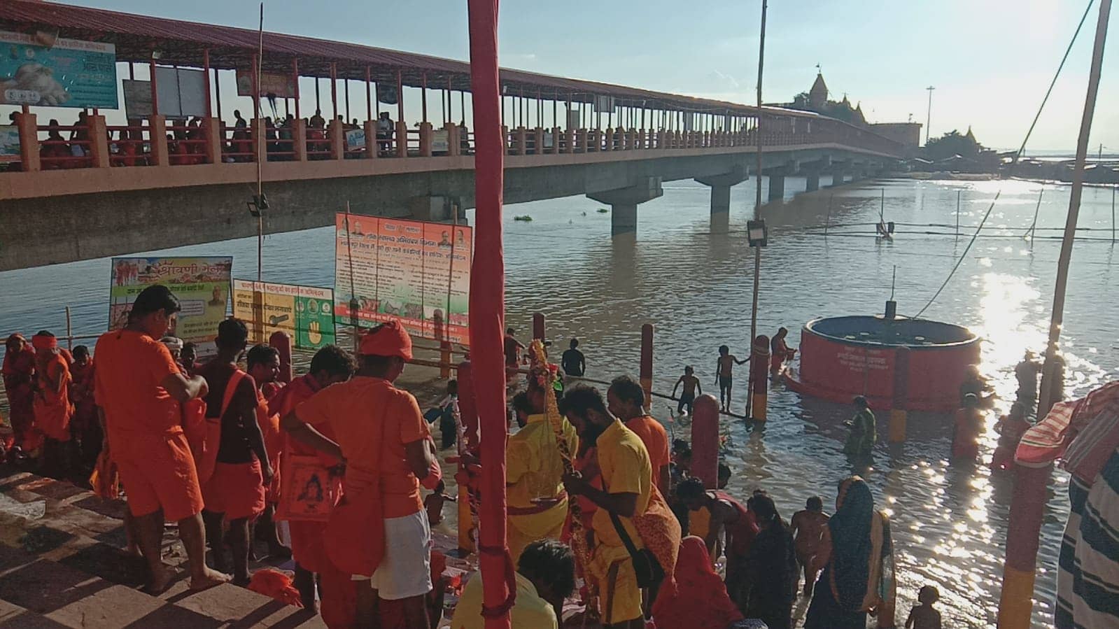 अंतिम सोमवारी के लिए अजगैबीनाथ धाम से हजारों कांवडियों ने भरा जल, बैधनाथ धाम के लिये हुए रवाना