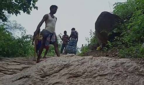 अब झारखंड के दशरथ ने भी पहाड़ काटकर बना दी है सड़क, पढ़ें पूरी खबर