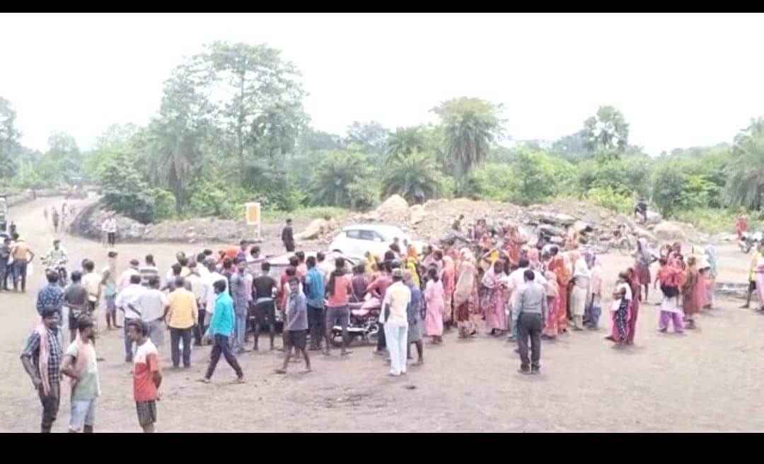 सेल  के टासरा  प्रोजेक्ट में पुलिस और ग्रामीणों में भिडंत , लाठी चार्ज में एक युवती घायल