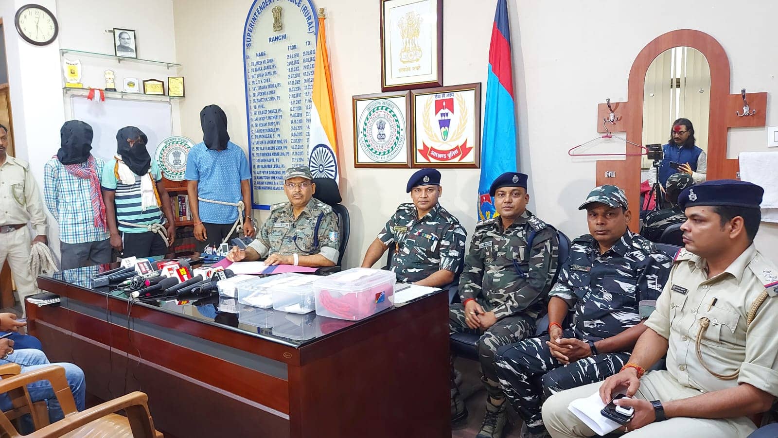 भाकपा माओवादी संगठन के तीन उग्रवादी गिरफ्तार, हथियार और पोस्टर बरामद 