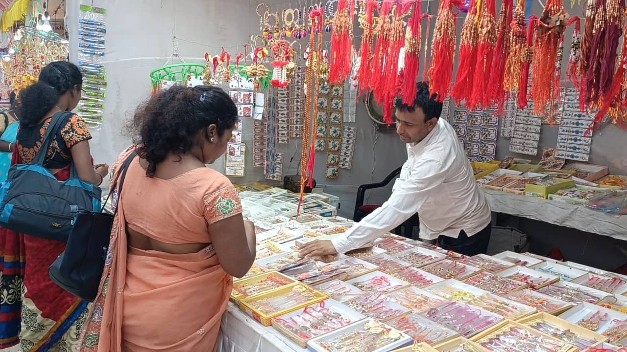 कोयलांचल में सज गया रक्षा बंधन का बाजार , राखी के नए-नए डिज़ाइन की है भरमार 