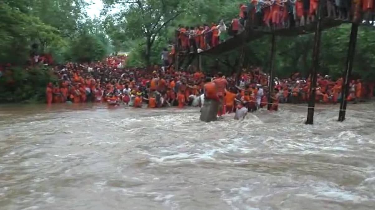 रोहतास: गुप्ता धाम के पहाड़ी नदी के तेज धार में फंसे कई कांवरिया, रेस्क्यू कर निकाले गए सुरक्षित