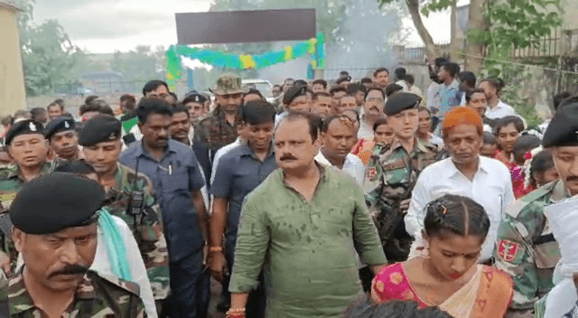 आदिवासी दिवस के मौके पर मंत्री ने स्वतंत्रता  सेनानियों के पैर धोए, बोलें - जागरूक हो रहे आदिवासी समाज