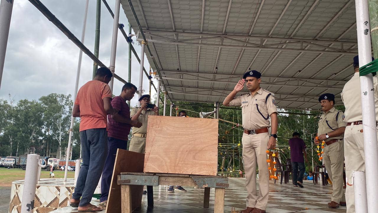 शौचालय में गिरने से एएसआइ की मौत, पुलिस लाइन में दी गई अंतिम विदाई