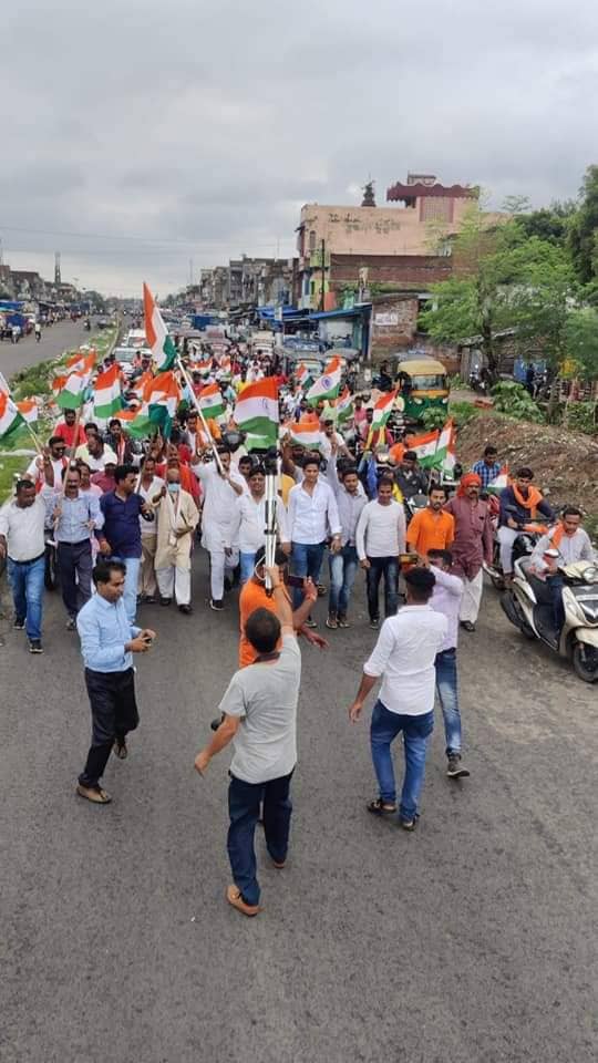 भाजपा ने निकाली 40 किमी. की बाइक तिरंगा यात्रा , लोगों ने बरसाए फूल तो  भाजपाइयों ने सैनिकों पर की पुष्प वर्षा 