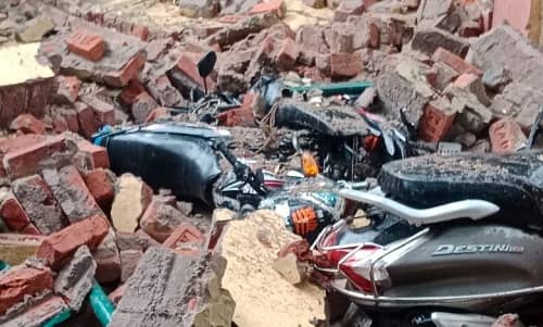 RIMS हॉस्टल की दीवार गिरी, कई कार और बाइक क्षतिग्रस्त