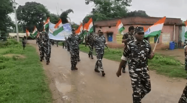 झारखंड में हर घर तिरंगा अभियान: कहीं सीआरपीएफ के जवान, तो कहीं स्कूली बच्चों ने निकाली रैली