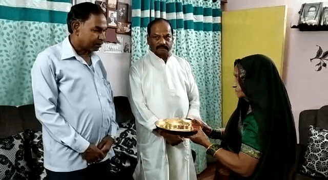 पूर्व मुख्यमंत्री रघुवर दास ने मनाया रक्षाबंधन का त्यौहार, बहनों से कलाई पर बंधवाई प्यार भरी राखी