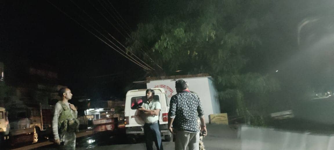 चिप्स पत्थर लोड दो ट्रक जब्त, न परमिट, ना ही कोई कागज मिला- पलामू की इस खबर से जानिये अवैध तस्करी का खेल