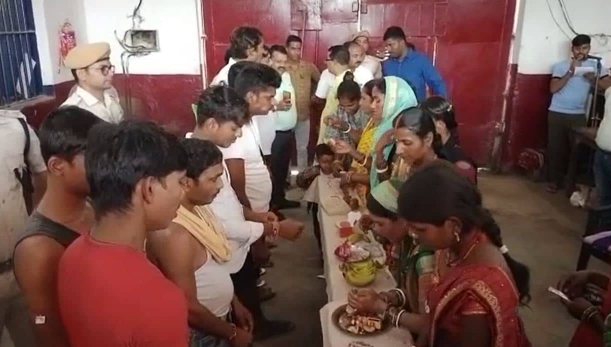 भाई-बहन के प्रेम को जेल की दीवारें भी नहीं रोक पायीं, बहनों ने कैदी भाई की कलाई पर बांधी राखी 