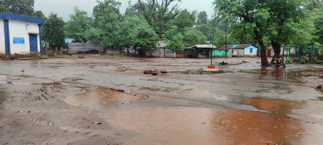 किरीबुरू में भारी वर्षा से नदी-नालों का जल स्तर बढ़ा, सड़कों पर भी जलजमाव         