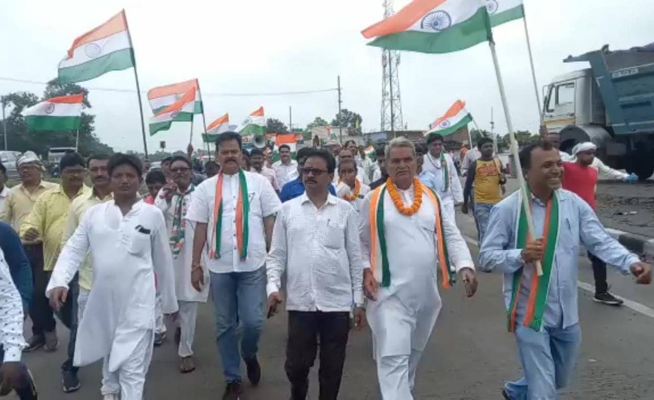 धनबाद में छठवें  दिन कांग्रेसियो ने 105 किलोमीटर चलकर बाघमारा में समाप्त की गौरव यात्रा  