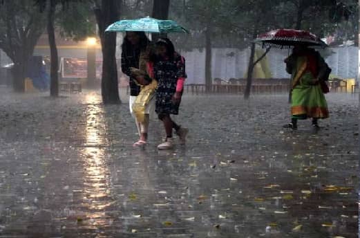 बारिशों के मौसम का अभी और लुत्फ लेने को तैयार रहिये,  19 अगस्त तक वर्षा से राहत नहीं