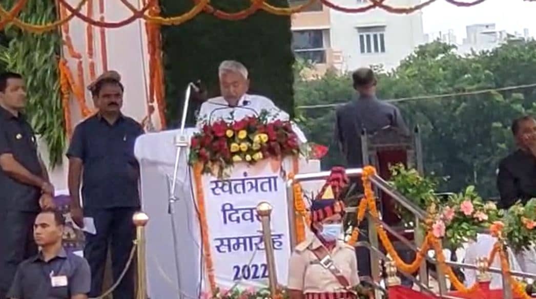 ध्वजारोहण के बाद सीएम नीतीश कुमार बोले - 10 लाख क्या 20 लाख नौकरी देंगे