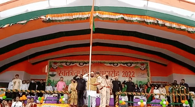 देवघर में मंत्री हफिज़ुल हसन ने फराया राष्ट्रीय ध्वज, सेनानी और उनके आश्रितों को किया सम्मानित