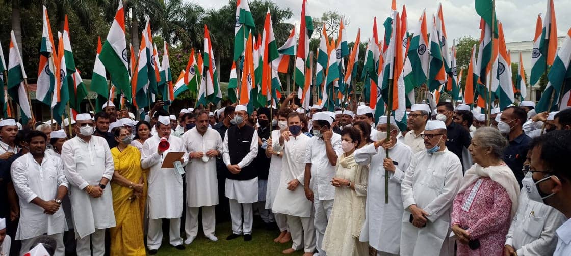 बिना पुलिस अनुमति के ही कांग्रेस ने निकाला विरोध मार्च, 30 जनवरी मार्ग पर सभी ने दी बापू को श्रद्धांजलि