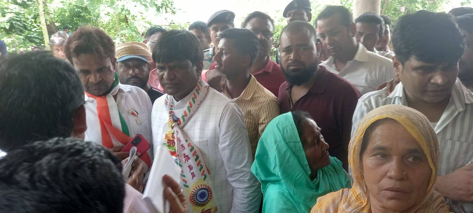 झंडा लगाने के दाैरान करंट लगने से एक की गई जान, चार सेंट्रल अस्पताल में भर्ती - विधवा को मिली प्रोविजनल नियुक्ति