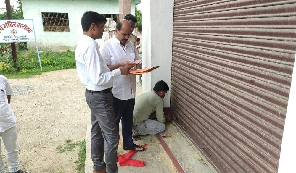 सरकारी अनाज की कालाबाजारी की शिकायत पर बीडीओ ने दुकान में मारा छापा, दुकानदार पर मामला दर्ज