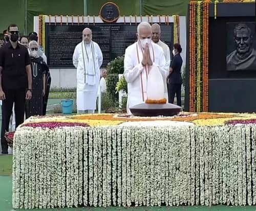 पीएम मोदी ने भारत रत्न पूर्व प्रधानमंत्री अटल बिहारी वाजपेयी को चौथी पुण्यतिथि पर श्रद्धांजलि दी