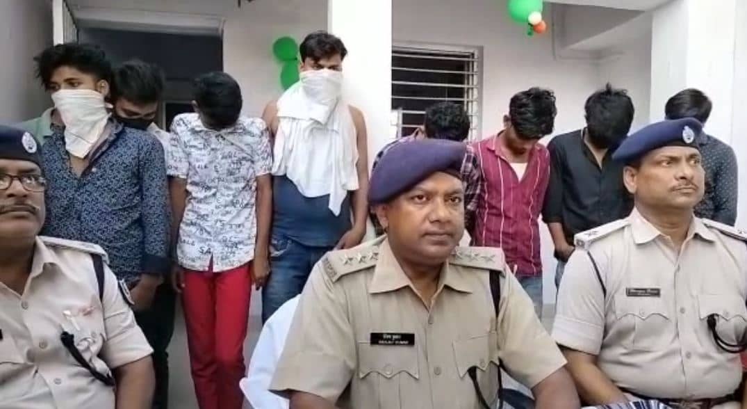 मोतिहारी: होटल में चल रहे सेक्स रैकेट का भंडाफोड़, कई आपत्तिजनक सामग्रियां बरामद 