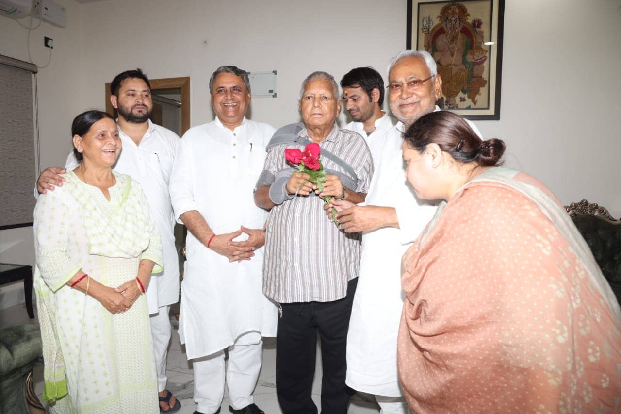 लालू यादव का पटना में नीतीश ने कुछ इस तरह किया स्वागत, पढ़िए विस्तार से