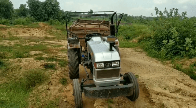 प्रशासन की रोक के बावजूद यहां धड़ल्ले से हो रही बालू की अवैध ढुलाई, एक ट्रैक्टर जब्त