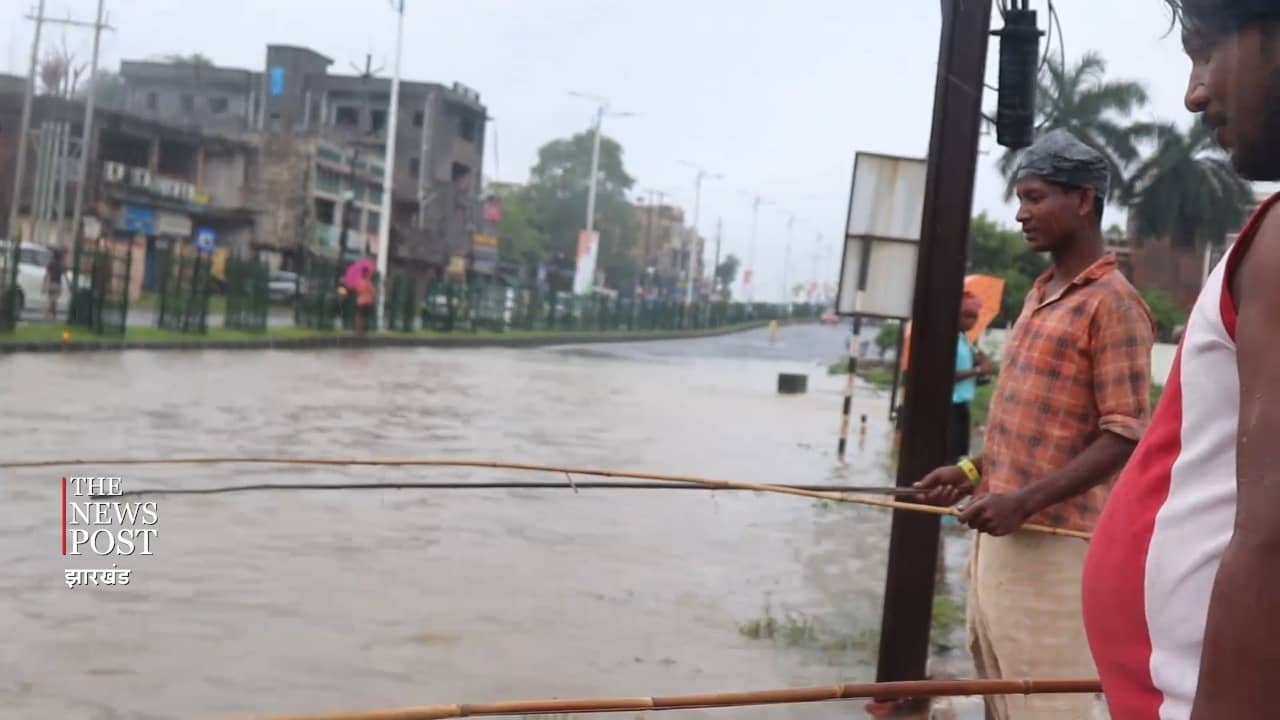 पानी में डूबा आईसीयू, सड़क पर मछली मार रहे मछुआरे