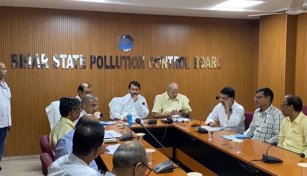 नीतीश सरकार में नया विवाद : सरकारी बैठक में बड़े बहनोई के साथ शामिल हुए वन मंत्री तेजप्रताप , भाजपा ने कसा तंज 