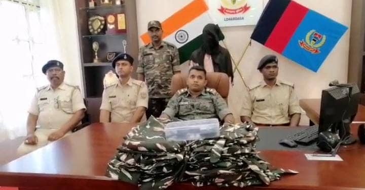 पीएलएफआई उग्रवादी बादल उरांव गिरफ्तार, एक रिवाल्वर और 14 जोड़ा नक्सली वर्दी बरामद