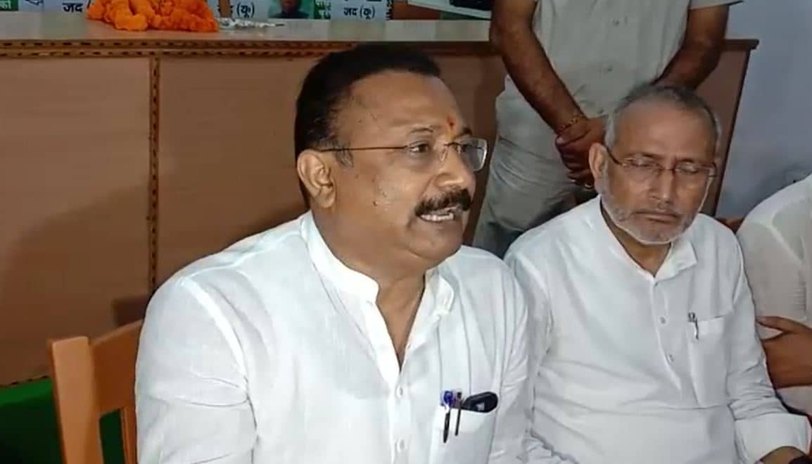 सरकारी बैठक में बहनोई के साथ तेजप्रताप के जाने के विवाद पर जदयू मंत्री ने क्या दी सफाई, जानिए खबर में