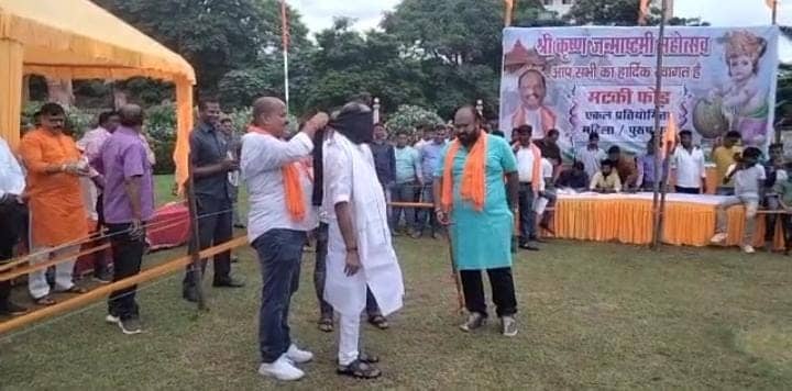 लौहनगरी में कृष्णजन्माष्टमी की धूम, दही हांडी फोड़ कार्यक्रम में शामिल हुए पूर्व सीएम