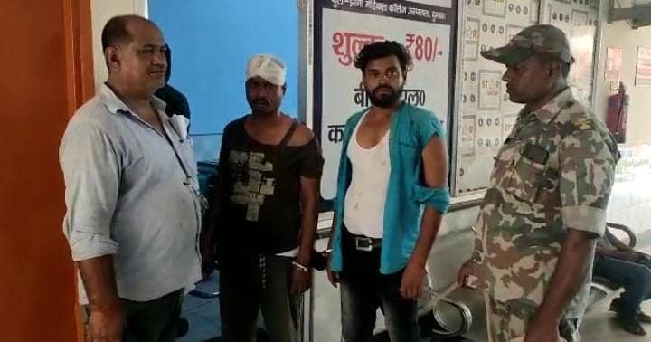 हत्या की नीयत से पहुंचे दो अपराधियों को ग्रामीणों ने पकड़ कर पुलिस को सौंपा , सुपारी देने वाला भी गिरफ्तार