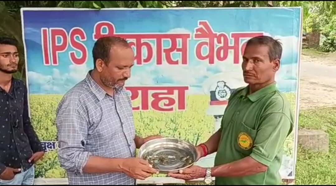 पर्यावरण मित्र ने कछुआ के सात बच्चों का रेस्क्यु कर वन विभाग के कर्मी को किया सुपुर्द