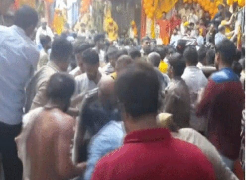 क्यों मची बांके बिहारी मंदिर में भगदड़ जिसने दो श्रद्धालुओं की ली जान,अब क्या कह रही पुलिस, सीएम योगी दुखी