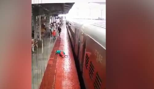 Breaking :  ट्रेन से गिरा बच्चा,  RPF जवानों की सूझबूझ से बची जान