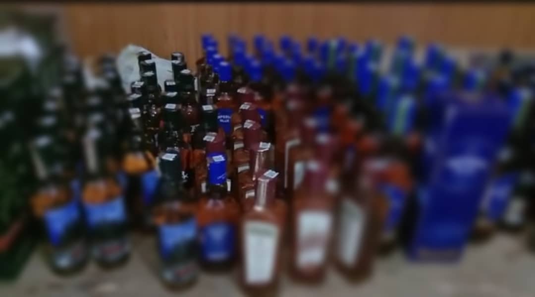 भागलपुर: स्कॉर्पियो से 156 बोतल विदेशी शराब बरामद, तस्कर फरार