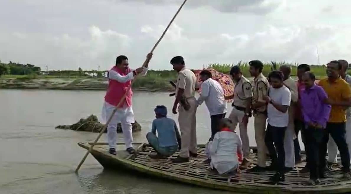 अररिया सांसद प्रदीप कुमार सिंह बने नाविक, स्वयं नाव खेते हुए नदी को किया पार, वीडियो वायरल