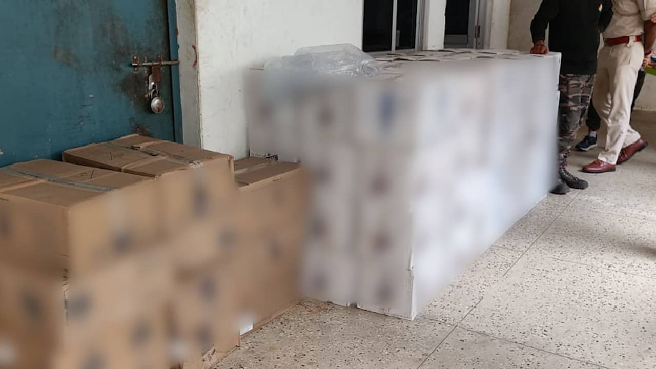 बंद स्कूल में चल रही थी शराब की अवैध फैक्ट्री, पुलिस ने किया पर्दाफाश