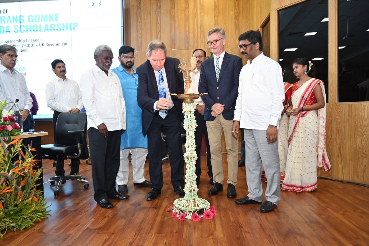 आदिवासी के अलावा मूलवासी छात्र-छात्राओं को भी अब सरकार पढ़ने के लिए भेजगी विदेश. जानिये इसकी वजह