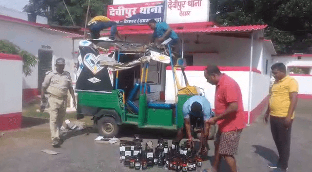 दुर्घटनाग्रस्त ऑटो से 50 बोतल अवैध शराब बरामद, बिहार में खपाने की थी योजना