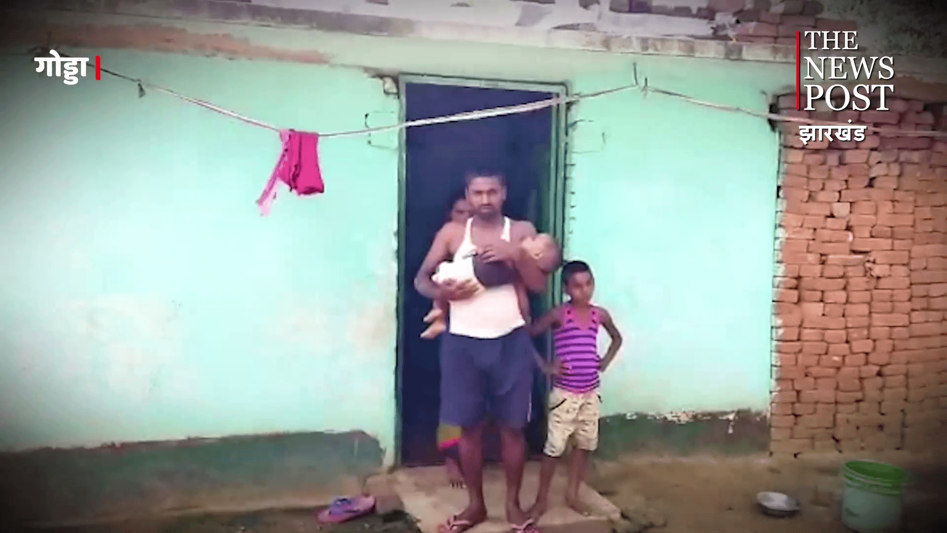 दो दिव्यांग बच्चे के इलाज के लिए दर-दर भटक रहा दंपति,  बच्चों को शिक्षित करने के लिए मसीहा का कर रहा इंतजार