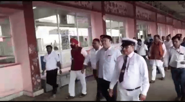 हजारीबाग रेलवे स्टेशन का जायज़ा लेने पहुंची रेल बोर्ड की टीम,  यात्रियों की समस्या सुनकर रह गई हैरान- जानिये क्यों