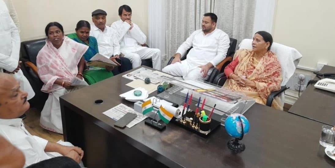 डिप्टी सीएम की कुर्सी पर बैठी राबड़ी देवी, भाजपा ने राजद पर लोकतंत्र का माखौल उड़ाने का लगाया आरोप