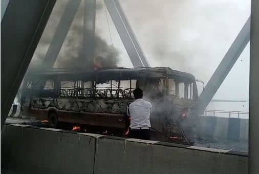 महात्मा गांधी सेतु पर धू-धू कर राख हुई बस, जानिये सवारियों का क्या हुआ