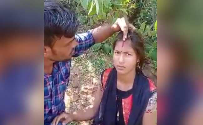 लड़के की उंगली कटवा कर भरवाई लड़की की मांग, मामले ने पकड़ा तूल  