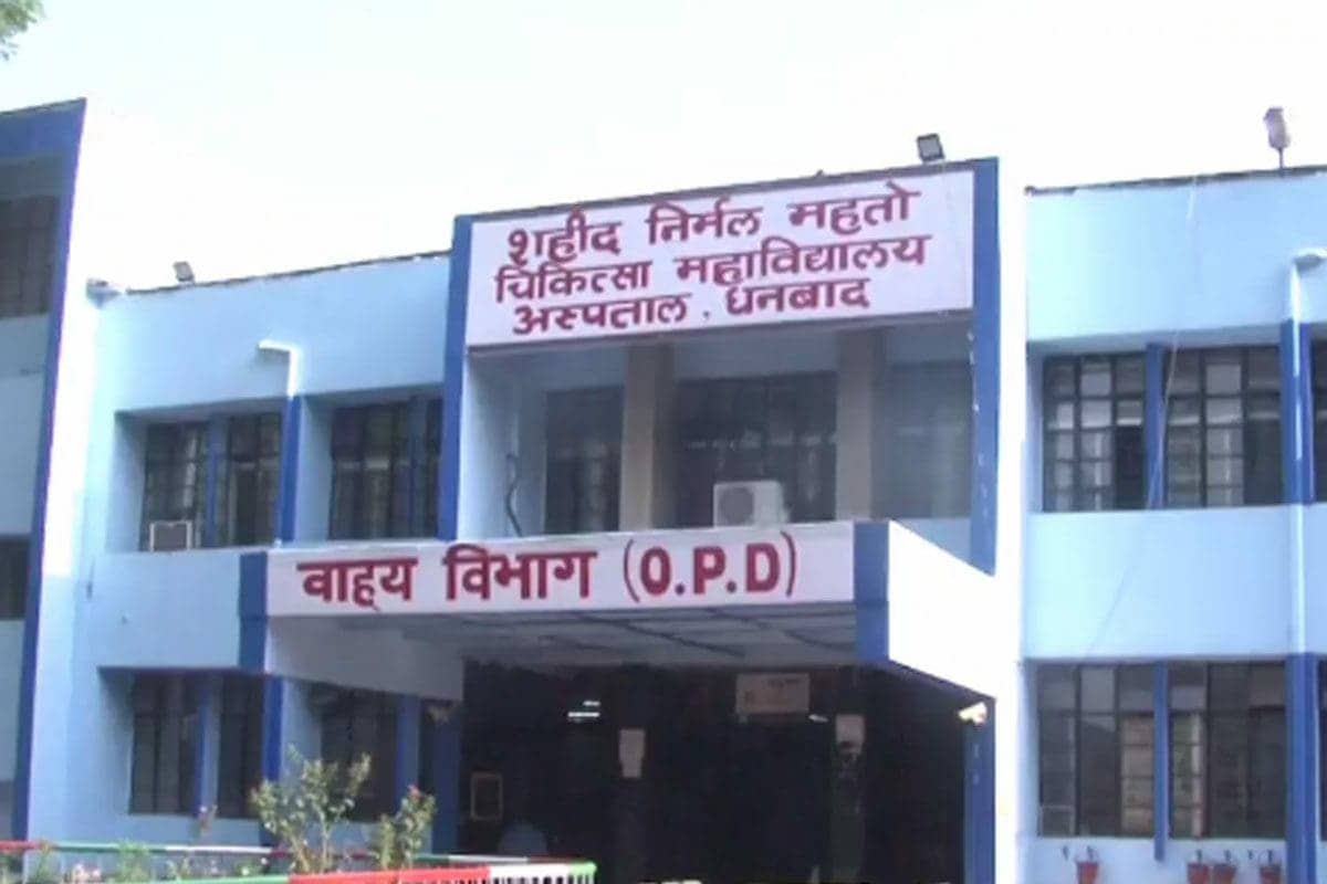 धनबाद: SNMMCH में सफाई कर्मियों की हड़ताल तो टूट गई लेकिन आरोपों से घिर गई ठेका कंपनी,जानिए क्या लगा है आरोप