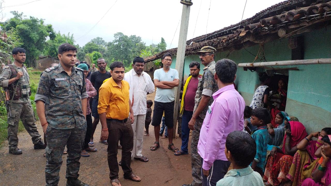 लातेहार में एक परिवार के तीन लोगों की एक साथ निकली अर्थी,करंट लगने से मां-पिता,बेटे की मौत